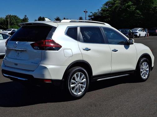 Pearl White 2018 Nissan Rogue SV