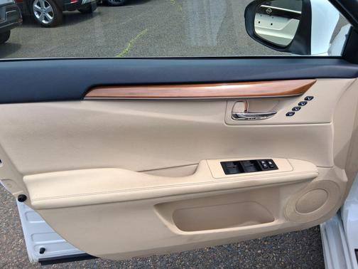 Starfire Pearl 2014 Lexus ES 300h Base