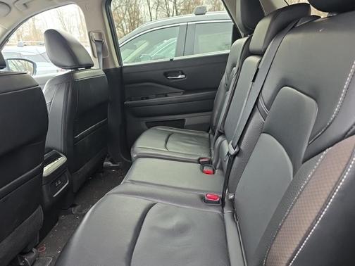 2023 Nissan Pathfinder SL 4WD