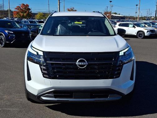 Everest White Pearl Tricoat 2026 Nissan Pathfinder SL