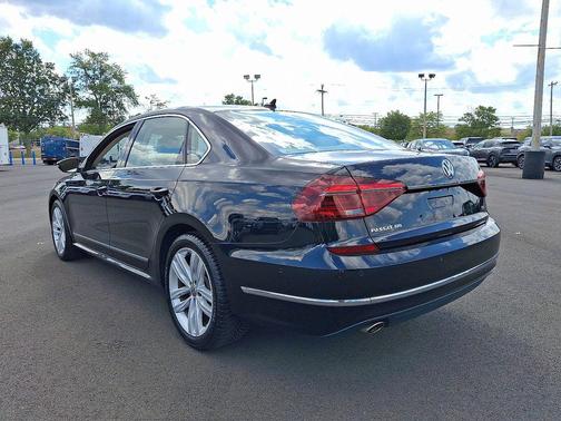 2018 Volkswagen Passat 2.0T SEL Premium