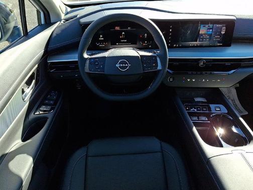 Everest White Pearl Tricoat 2027 Nissan Murano Dark Armor