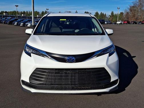 2023 Toyota Sienna LE