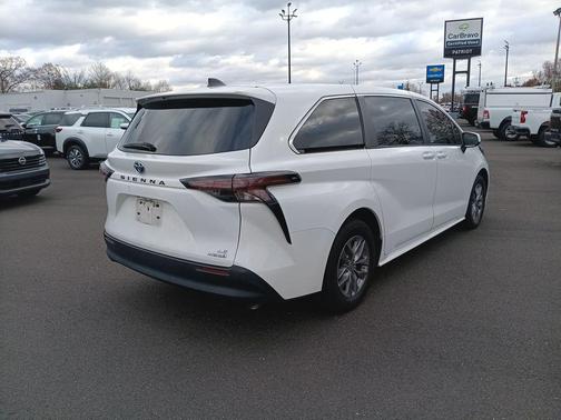 2023 Toyota Sienna LE