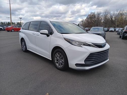 2023 Toyota Sienna LE