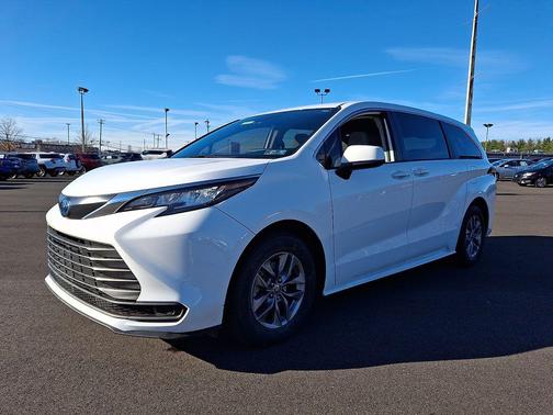2023 Toyota Sienna LE