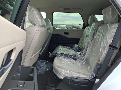 Everest White Pearl Tricoat 2026 Nissan Pathfinder SL