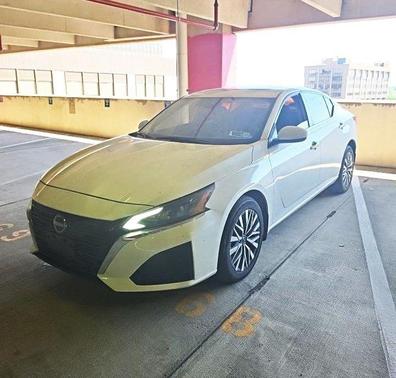 Pearl White Tricoat 2023 Nissan Altima 2.5 SV