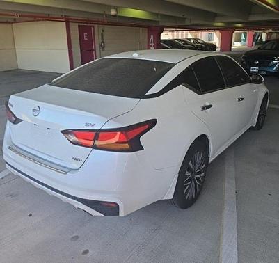 Pearl White Tricoat 2023 Nissan Altima 2.5 SV