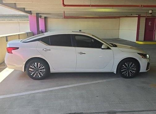 Pearl White Tricoat 2023 Nissan Altima 2.5 SV