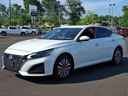 Pearl White Tricoat 2023 Nissan Altima 2.5 SV