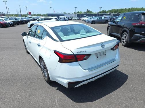 Pearl White Tricoat 2023 Nissan Altima 2.5 SV