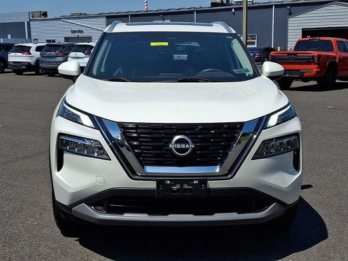 Pearl White Tricoat 2023 Nissan Rogue SV
