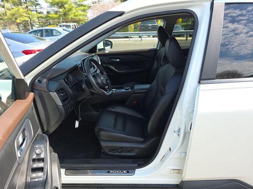 Pearl White Tricoat 2023 Nissan Rogue SV