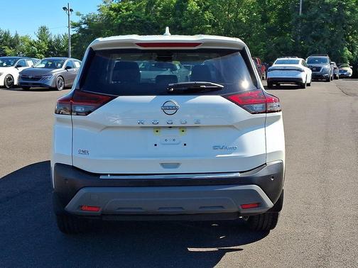 Pearl White Tricoat 2023 Nissan Rogue SV