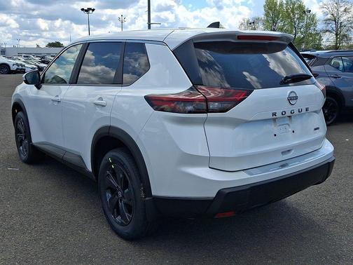 Everest White Pearl Tricoat 2026 Nissan Rogue SV