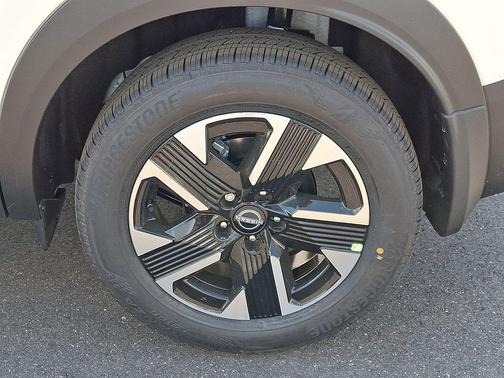 Aspen White Tricoat/Super Black 2026 Nissan Kicks SV