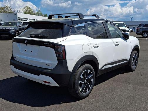 Aspen White Tricoat/Super Black 2026 Nissan Kicks SV