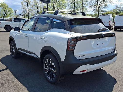 Aspen White Tricoat/Super Black 2026 Nissan Kicks SV