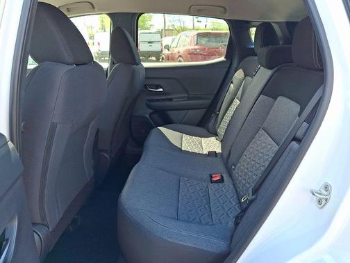 Aspen White Tricoat/Super Black 2026 Nissan Kicks SV