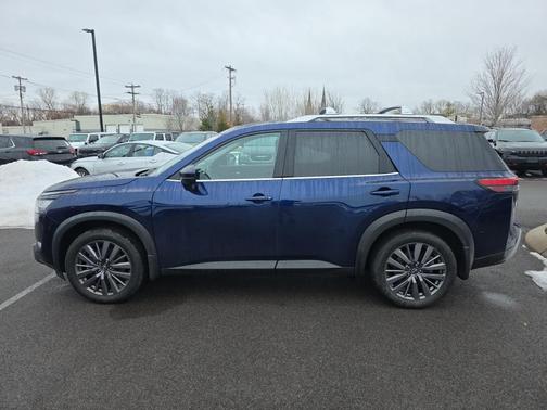 2023 Nissan Pathfinder SL 4WD
