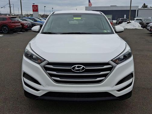 Dazzling White 2018 Hyundai TUCSON SE