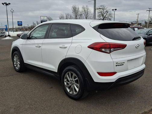 Dazzling White 2018 Hyundai TUCSON SE