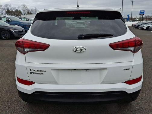 Dazzling White 2018 Hyundai TUCSON SE