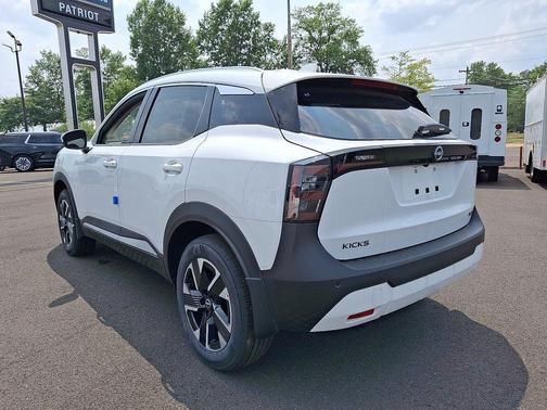 2025 Nissan Kicks SV