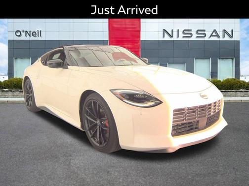 Pearl White Tricoat/Super Black 2025 Nissan Z Performance Manual Transmission