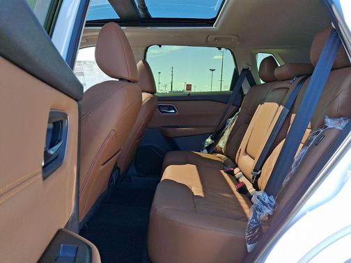 Everest White Pearl Tricoat 2026 Nissan Rogue Platinum