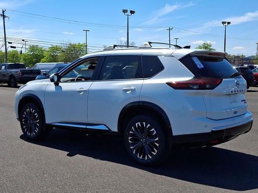 Everest White Pearl Tricoat 2026 Nissan Rogue Platinum
