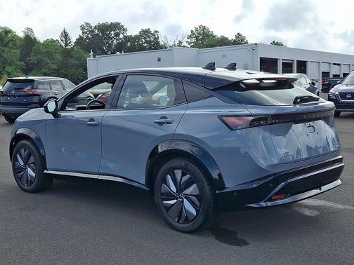Boulder Gray Pearl/Black Diamond Pearl 2024 Nissan ARIYA PLATINUM+