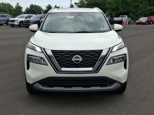Pearl White Tricoat 2023 Nissan Rogue SV