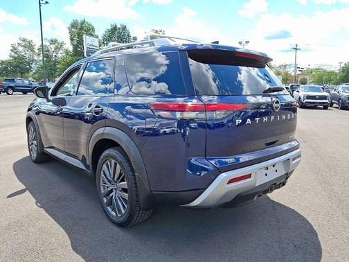 2022 Nissan Pathfinder SL 4WD