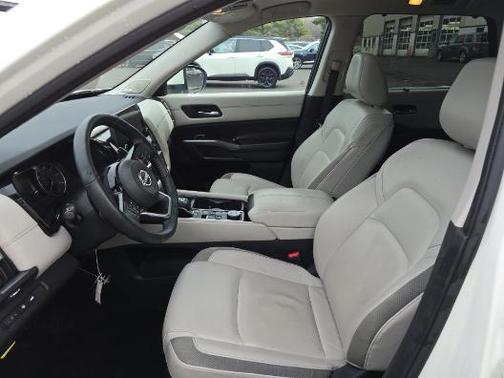 Pearl White Tricoat 2024 Nissan Pathfinder SL 4WD