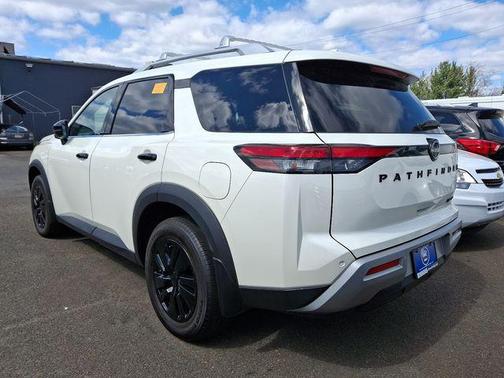 2023 Nissan Pathfinder SL 4WD