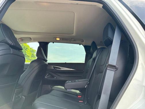 Majestic White 2023 INFINITI QX60 Luxe