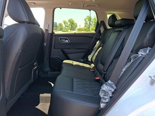 Everest White Pearl/Super Black 2026 Nissan Rogue Platinum