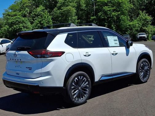 Everest White Pearl/Super Black 2026 Nissan Rogue Platinum