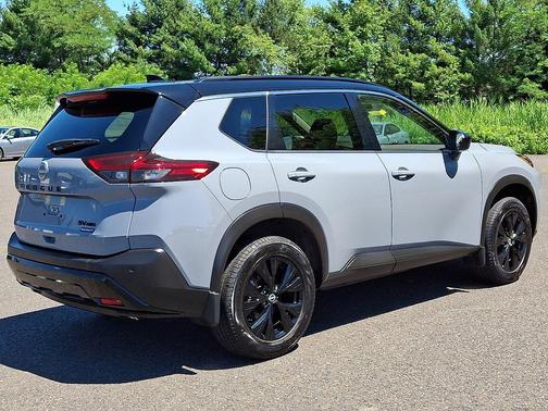 Boulder Gray Pearl/Super Black 2023 Nissan Rogue SV