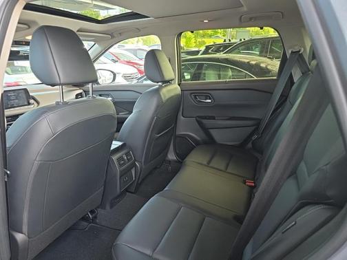 Boulder Gray Pearl/Super Black 2023 Nissan Rogue SV