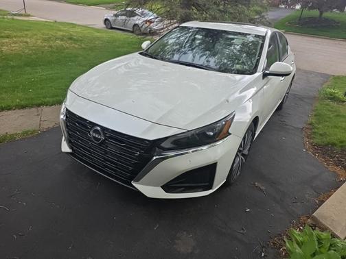 Pearl White Tricoat 2023 Nissan Altima 2.5 SV