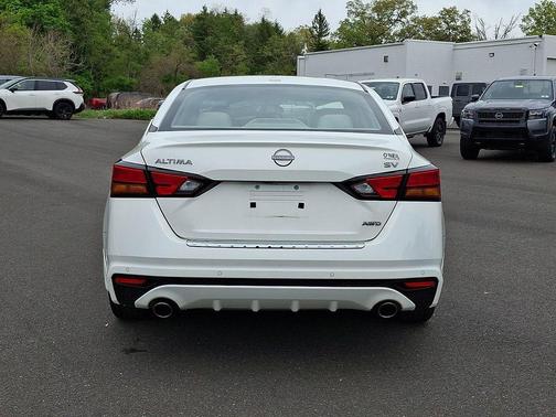 Pearl White Tricoat 2023 Nissan Altima 2.5 SV