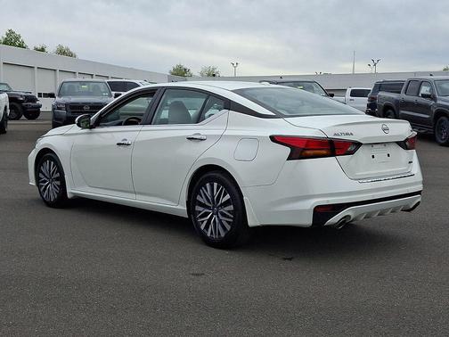 Pearl White Tricoat 2023 Nissan Altima 2.5 SV