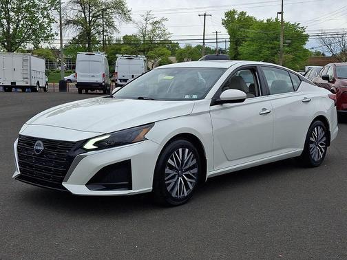 Pearl White Tricoat 2023 Nissan Altima 2.5 SV