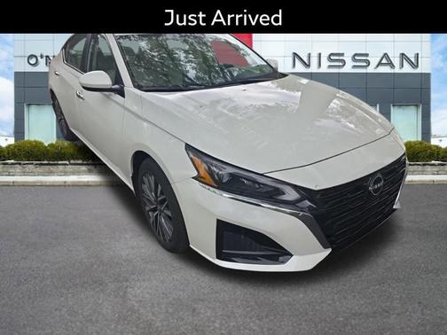 Pearl White Tricoat 2023 Nissan Altima 2.5 SV