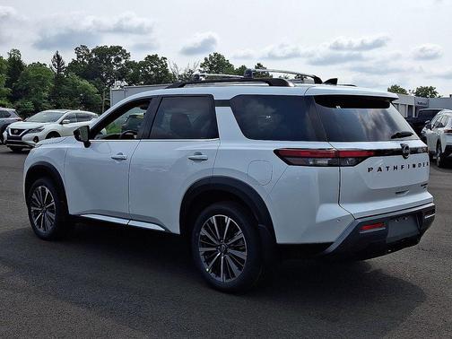 Everest White Pearl Tricoat 2026 Nissan Pathfinder Platinum