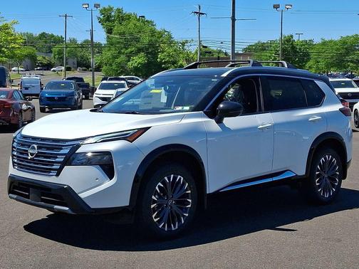 Everest White Pearl/Super Black 2026 Nissan Rogue Platinum