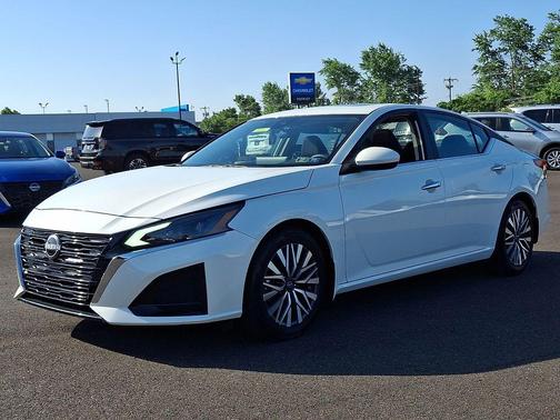 Pearl White Tricoat 2024 Nissan Altima 2.5 SV